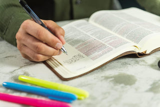 NIV, Journal the Word Bible (Perfect for Note-Taking), Double-Column, Leathersoft, Brown, Red Letter, Comfort Print: Reflect, Take Notes, or Create Art Next to Your Favorite Verses